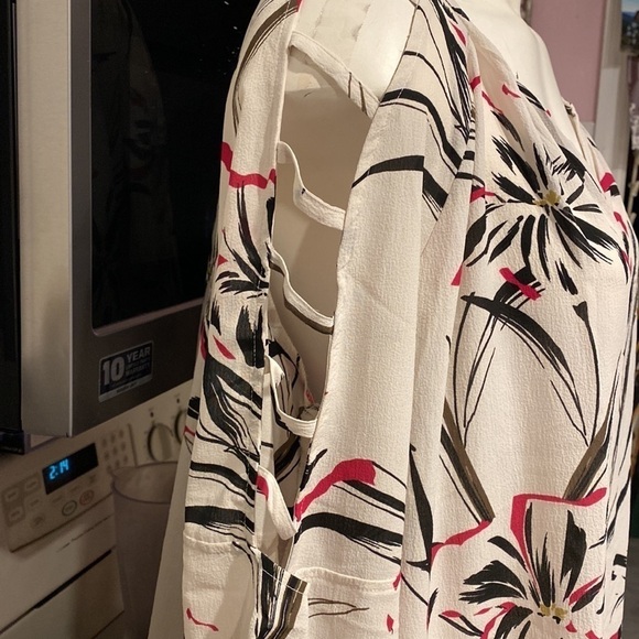 G womens Jennifer Lopez 3/4 sleeve floral very nice plus size top XXL. - Picture 2 of 4